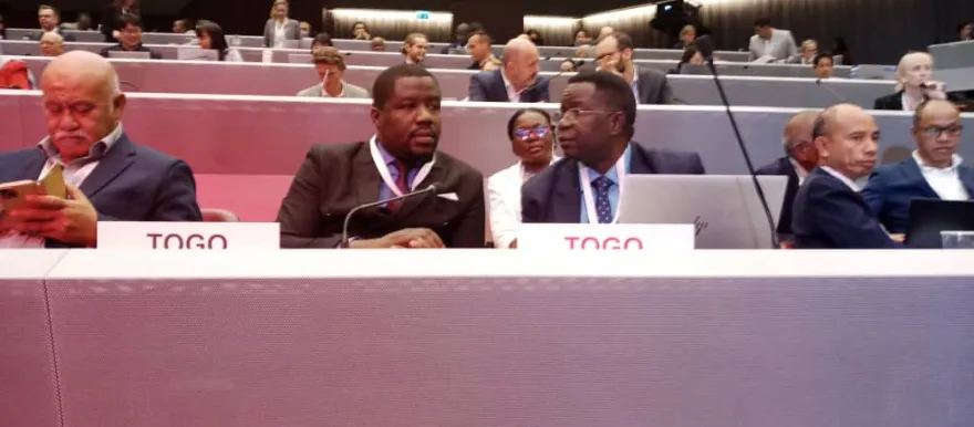 La conférence internationale se poursuit avec la présence de la mission diplomatique du Togo en Suisse représentée par M. Kanyi Géraud FOLIVI (à côté du Président National), Conseiller à ladite mission.
